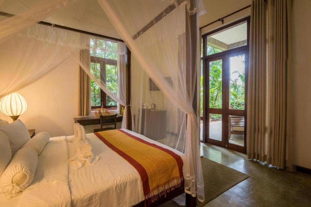 Roman Lake Ayurveda Boutique Resort Ахунгалла Экстерьер фото
