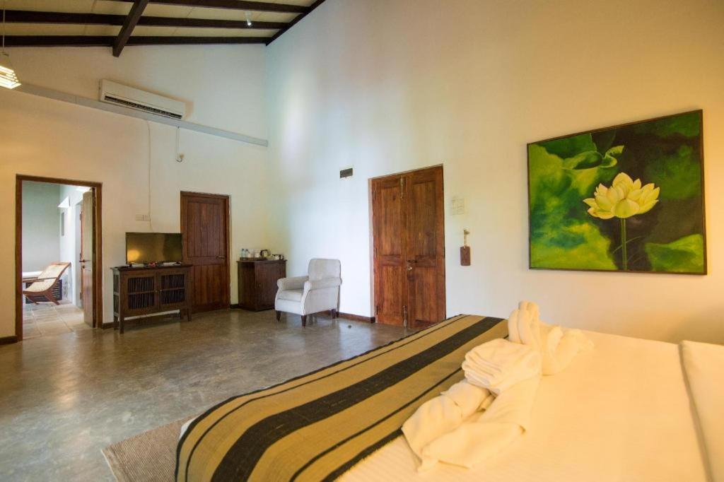 Roman Lake Ayurveda Boutique Resort Ахунгалла Экстерьер фото