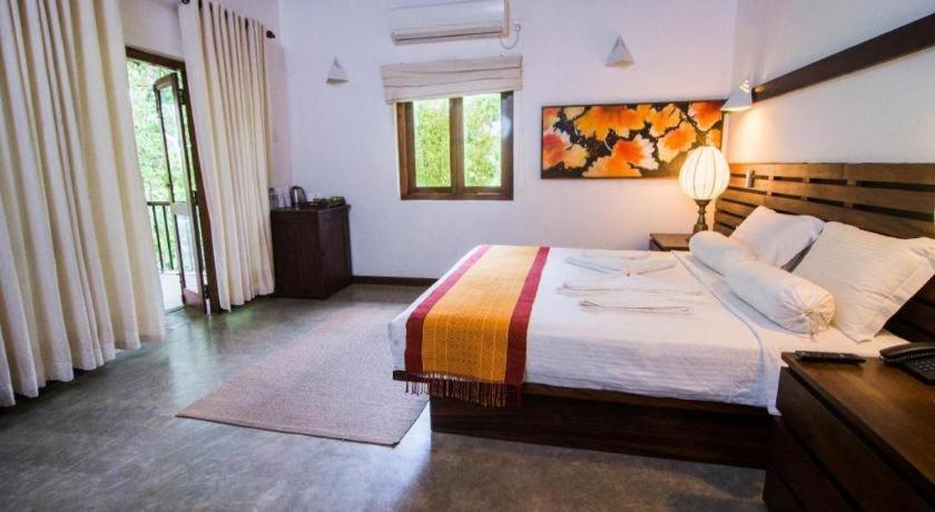 Roman Lake Ayurveda Boutique Resort Ахунгалла Экстерьер фото